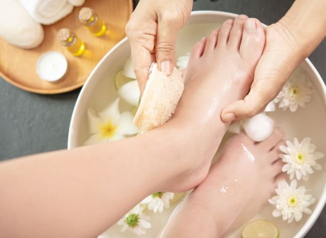 Preparing the Feet for a Massage